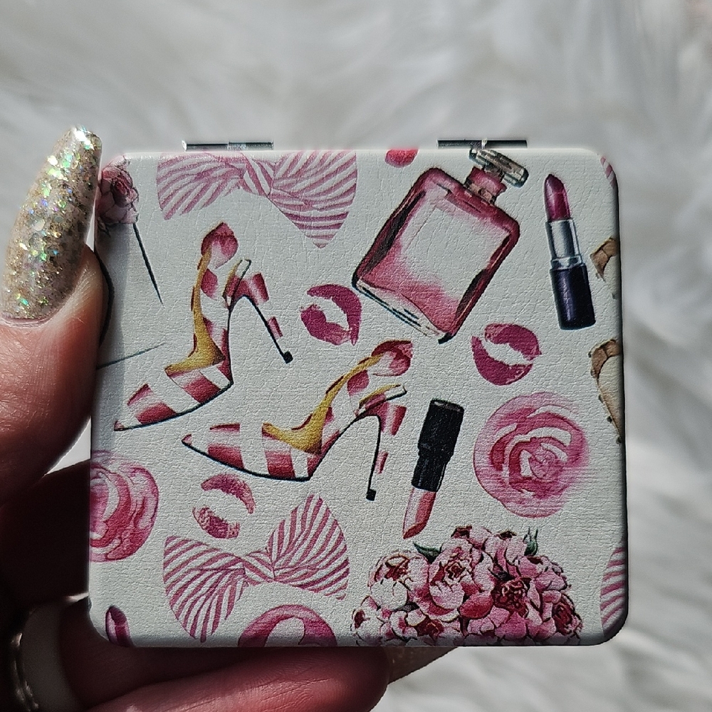 NWT Chic Pink And White Makeup Compact Mirror
